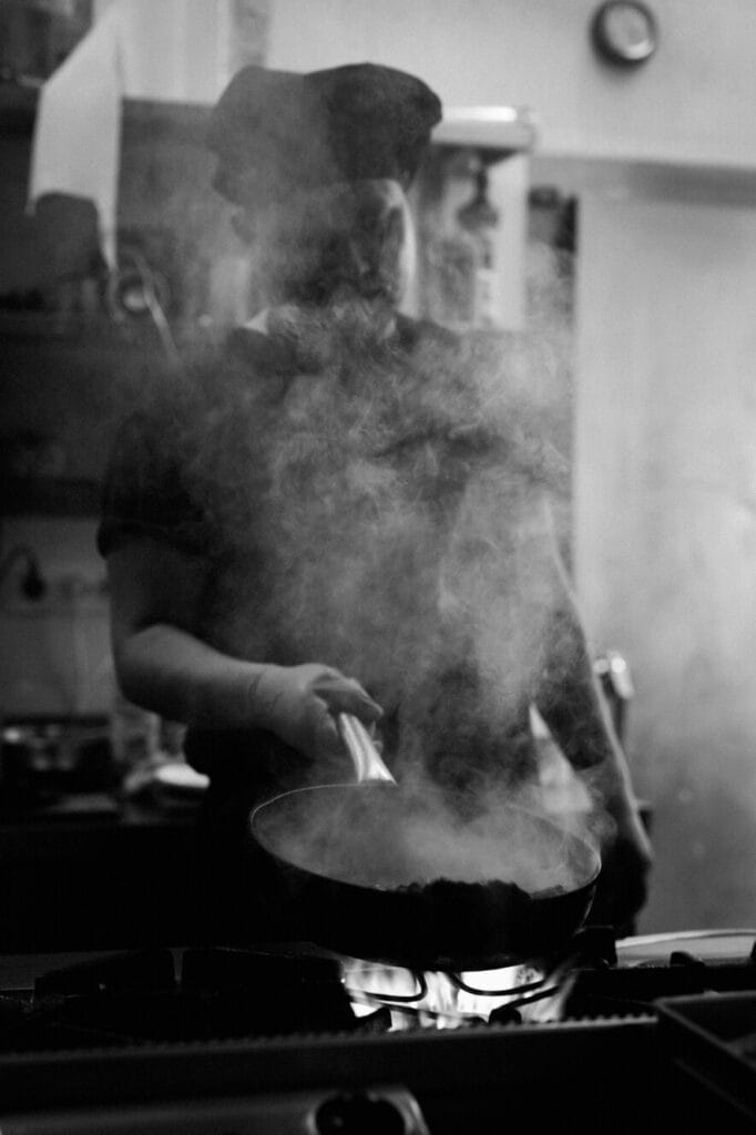 Fotografía lifestyle para restaurantes - cocinero blanco y negro